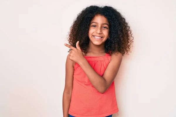 Afrikanskt Amerikanskt Barn Med Lockigt Hår Avslappnade Kläder Leende Glad — Stockfoto
