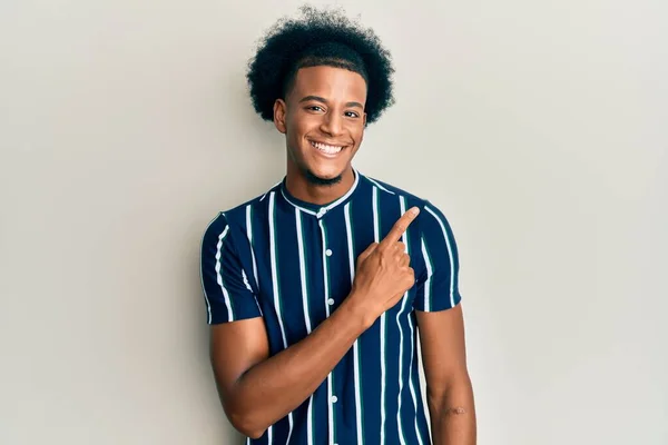 Africano Americano Com Cabelo Afro Vestindo Roupas Casuais Sorrindo Alegre — Fotografia de Stock