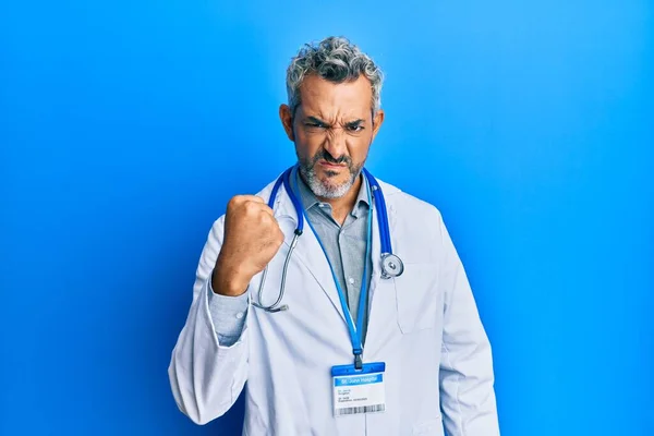 Siwy Mężczyzna Średnim Wieku Noszący Mundur Lekarza Stetoskop Wściekły Wściekły — Zdjęcie stockowe