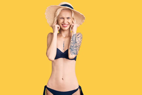 Mujer Rubia Joven Con Tatuaje Con Bikini Sombrero Verano Que — Foto de Stock