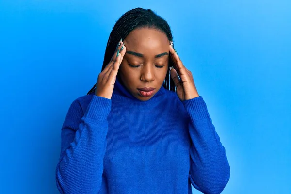 Jovem Afro Americana Vestindo Camisola Inverno Casual Com Mão Cabeça — Fotografia de Stock