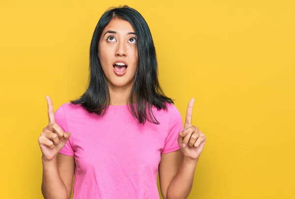 Bela Ásia Jovem Mulher Vestindo Casual Rosa Shirt Espantado Surpreso — Fotografia de Stock