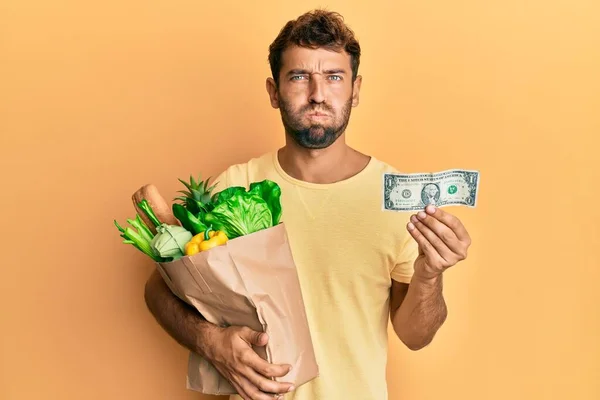 Knappe Man Met Een Baard Die Boodschappen Doet Een Biljet — Stockfoto