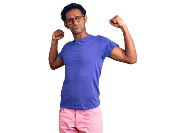 Africano Bonito Homem Vestindo Roupas Casuais Óculos Mostrando Músculos Braços — Fotografia de Stock