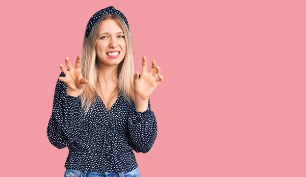 Jovem Mulher Loira Bonita Vestindo Roupas Casuais Sorrindo Engraçado Fazendo — Fotografia de Stock