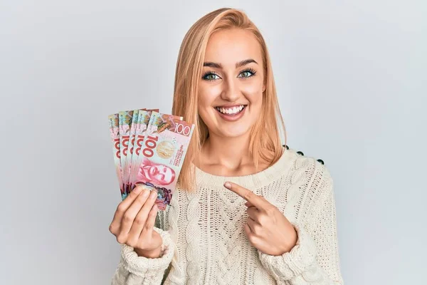 Beautiful Caucasian Woman Holding 100 New Zealand Dollars Banknote Smiling — Stock Photo, Image