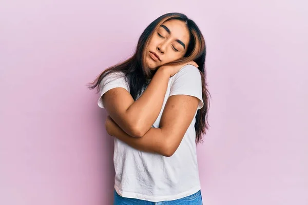 Jeune Femme Latine Portant Shirt Blanc Décontracté Serrant Dans Ses — Photo