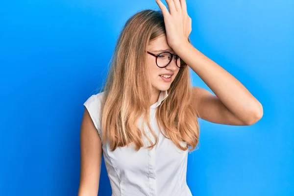 Schöne Junge Kaukasische Mädchen Lässiger Kleidung Und Brille Überrascht Mit — Stockfoto