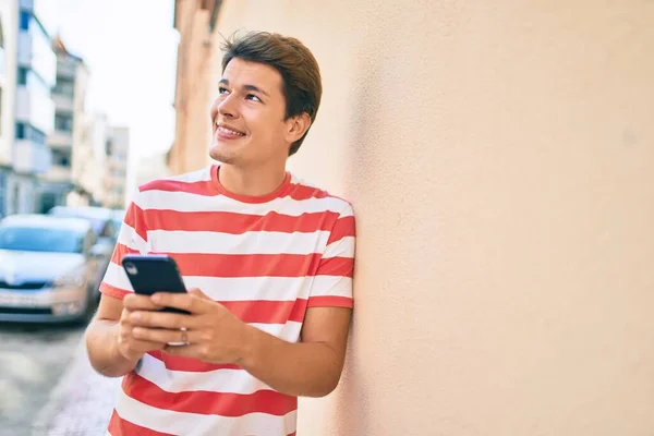 Jonge Kaukasische Man Lacht Gelukkig Met Behulp Van Smartphone Stad — Stockfoto