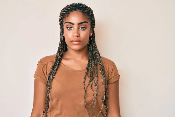 Jeune Femme Afro Américaine Avec Des Tresses Portant Des Vêtements — Photo