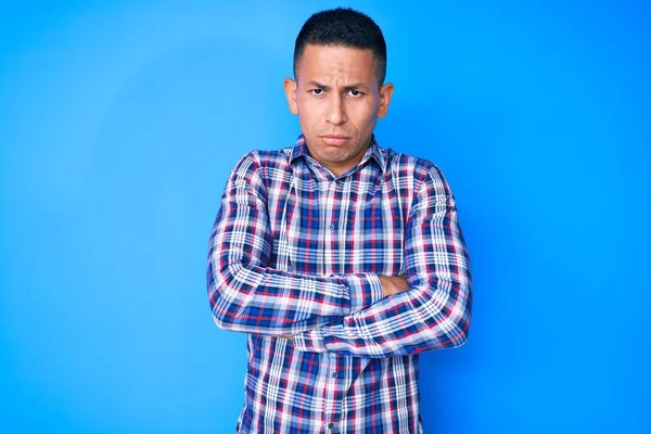 Homem Latino Bonito Jovem Vestindo Roupas Casuais Cético Nervoso Desaprovando — Fotografia de Stock