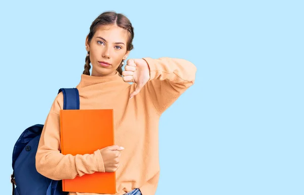 Hermosa Mujer Caucásica Con Cabello Rubio Usando Mochila Estudiante Sosteniendo —  Fotos de Stock