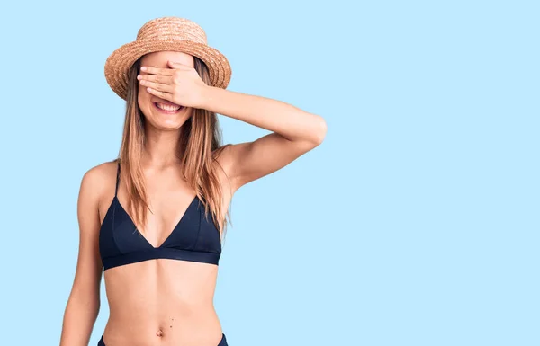 Giovane Bella Ragazza Che Indossa Bikini Cappello Sorridente Ridente Con — Foto Stock