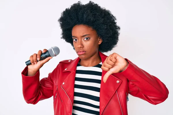 Jovem Afro Americana Cantando Música Usando Microfone Com Rosto Irritado — Fotografia de Stock