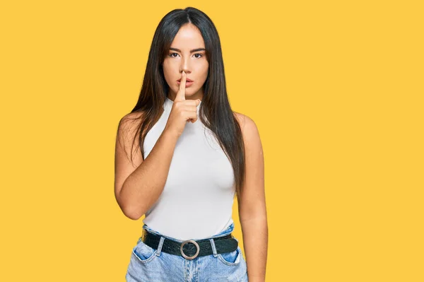 Jong Mooi Latijns Amerikaans Meisje Draagt Casual Kleding Vraagt Stil — Stockfoto