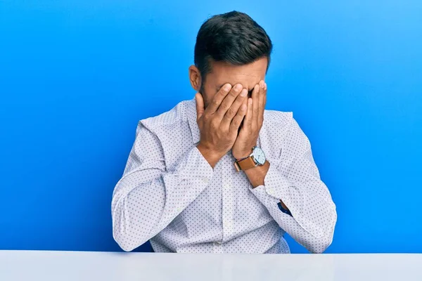 Een Knappe Spaanse Man Met Zakelijke Kleren Tafel Met Een — Stockfoto