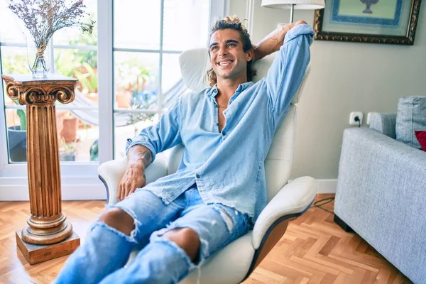 Joven Hombre Hispano Sonriendo Feliz Sentado Sofá Casa — Foto de Stock
