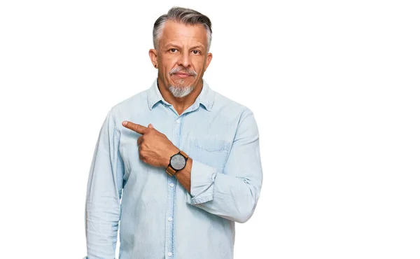 Hombre Pelo Gris Mediana Edad Con Ropa Casual Apuntando Con — Foto de Stock