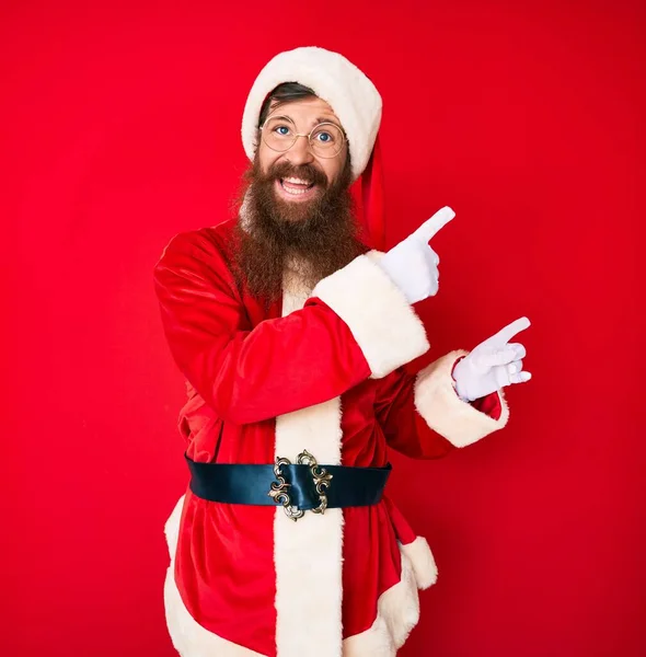 Όμορφος Νεαρός Κοκκινομάλλης Μακριά Γενειάδα Φορώντας Κοστούμι Άγιος Βασίλης Χαμογελώντας — Φωτογραφία Αρχείου