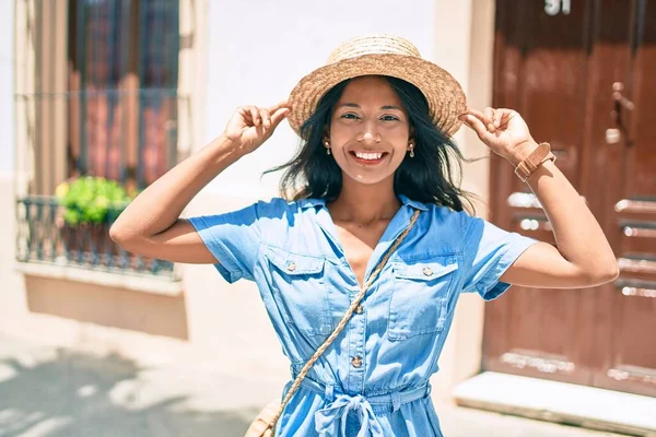 Junge Schöne Indische Frau Mit Sommerhut Lächelnd Glücklich Fuß Durch — Stockfoto