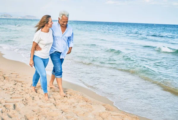 Pareja Hispana Mediana Edad Sonriendo Feliz Abrazándose Caminando Playa — Foto de Stock