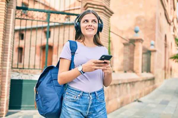 Молода Студентка Близького Сходу Посміхається Щасливою Використовуючи Навушники Смартфон Університетському — стокове фото