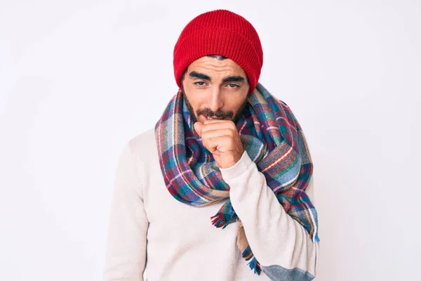 英俊的年轻人 头戴冬季毛衣 头戴围巾和羊毛帽 感觉身体不适 咳嗽是感冒或支气管炎的症状 保健概念 — 图库照片