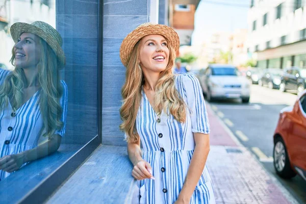 Jovem Bela Mulher Loira Férias Usando Chapéu Verão Sorrindo Feliz — Fotografia de Stock