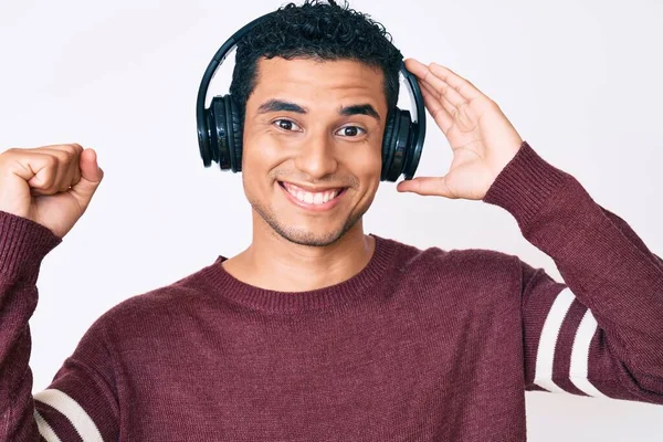 Young Handsome Hispanic Man Listening Music Using Headphones Screaming Proud — Stock Photo, Image