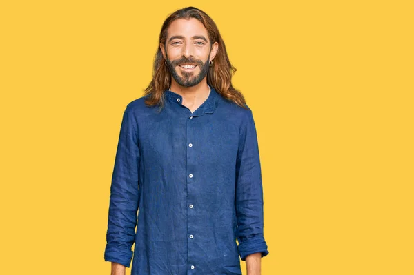 Homem Atraente Com Cabelos Longos Barba Vestindo Roupas Casuais Com — Fotografia de Stock