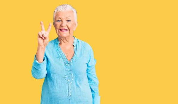 Mulher Bonita Sênior Com Olhos Azuis Cabelos Grisalhos Usando Vestido — Fotografia de Stock