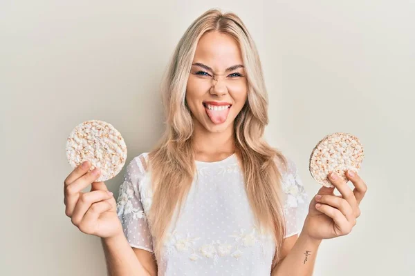 Hermosa Chica Rubia Caucásica Comiendo Galletas Arroz Saludables Sacando Lengua —  Fotos de Stock