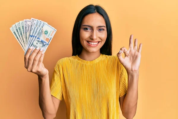 Jonge Brunette Vrouw Met Dollars Doen Teken Met Vingers Glimlachend — Stockfoto