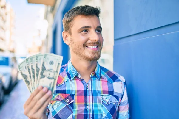 Jonge Kaukasische Man Glimlachend Tevreden Dollars Vasthoudende Bankbiljetten Leunend Muur — Stockfoto
