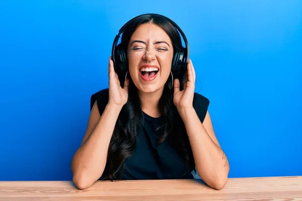 Mooie Brunette Jonge Vrouw Luisteren Naar Muziek Met Behulp Van — Stockfoto