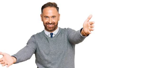 Guapo Hombre Mediana Edad Vistiendo Ropa Negocios Mirando Cámara Sonriendo — Foto de Stock