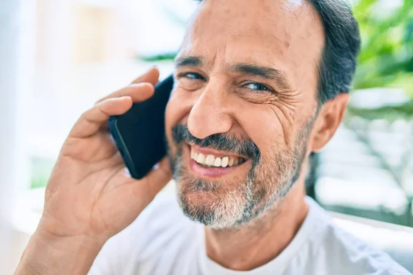 Hombre Mediana Edad Con Barba Sonriendo Feliz Hablando Por Teléfono — Foto de Stock