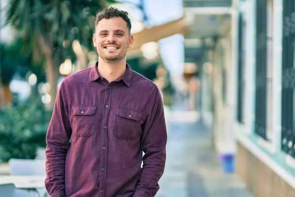 Ung Hispanic Mann Smilende Glad Står Byen – stockfoto