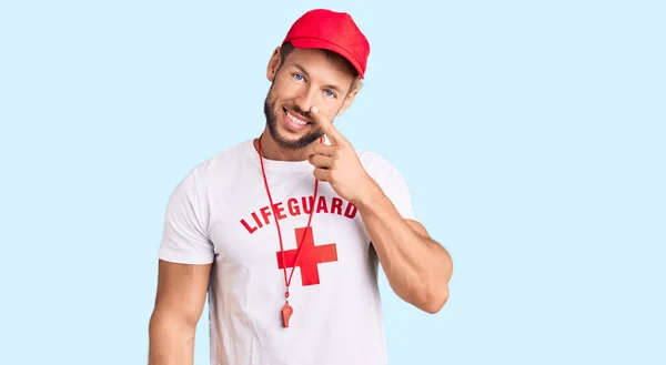 Homem Caucasiano Jovem Vestindo Salva Vidas Shirt Segurando Assobio Apontando — Fotografia de Stock