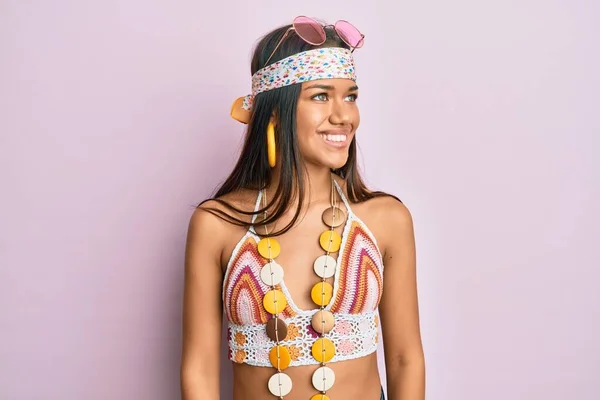 Schöne Hispanische Frau Bohème Und Hippie Stil Die Mit Einem — Stockfoto