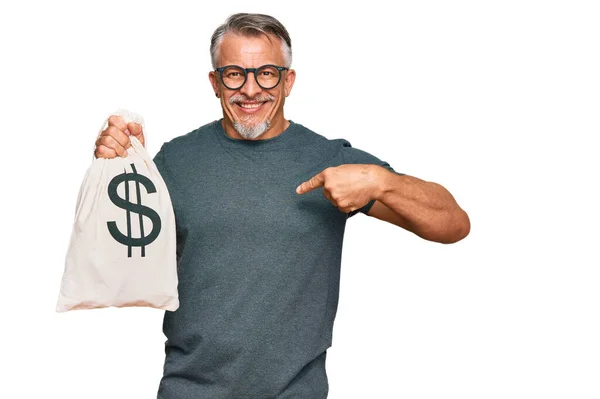 Hombre Pelo Gris Mediana Edad Sosteniendo Bolsa Dólares Señalando Con —  Fotos de Stock