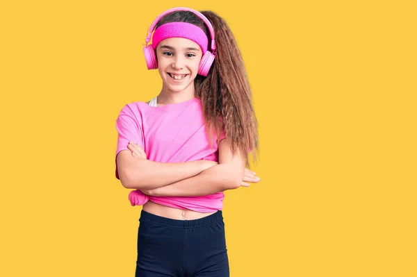 Linda Niña Hispana Vistiendo Ropa Gimnasio Usando Auriculares Cara Feliz —  Fotos de Stock