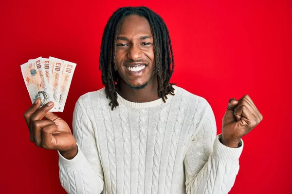 Örgülü Afrikalı Amerikalı Adam Elinde Pound Banknotla Gururla Bağırıyor Zaferi — Stok fotoğraf