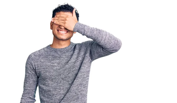 Jovem Hispânico Bonito Vestindo Camisola Casual Sorrindo Rindo Com Mão — Fotografia de Stock