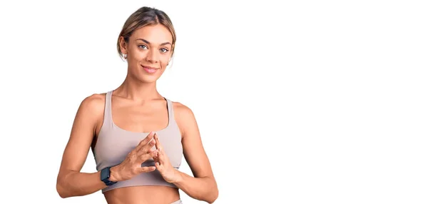 Mulher Branca Bonita Vestindo Mãos Sportswear Juntos Dedos Cruzados Sorrindo — Fotografia de Stock