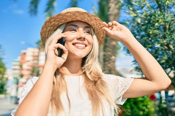 Junge Kaukasische Touristin Lächelt Glücklich Und Spricht Auf Dem Smartphone — Stockfoto