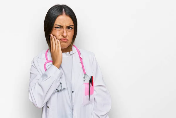 Vacker Latinamerikansk Kvinna Bär Läkare Uniform Och Stetoskop Röra Munnen — Stockfoto