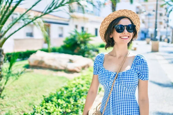 Joven Hermosa Chica Sonriendo Feliz Caminando Calle Ciudad — Foto de Stock