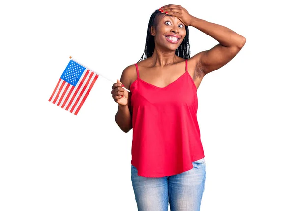 Ung Afrikansk Amerikansk Kvinna Håller Usa Flagga Stressad Och Frustrerad — Stockfoto