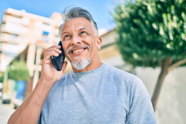 Středověký Hispánský Šedovlasý Muž Šťastně Usmívá Když Mluví Smartphonu Městě — Stock fotografie